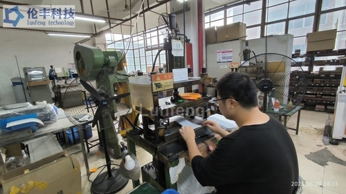 การผสมผสานกราฟฟิก โดยเทคโนโลยี Shenzhen Lunfeng: ป้องกัน, นําทางและแบรนด์อุปกรณ์ของคุณ